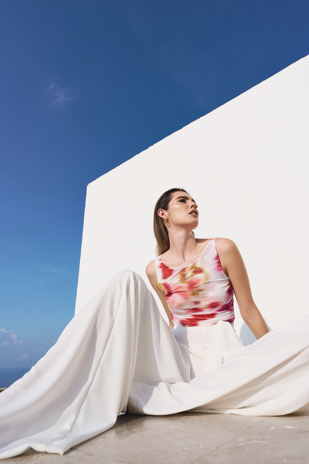 A model wearing cream oversized pants by Monica Arguedas.