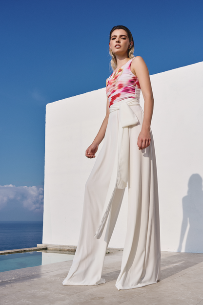 A model wearing cream oversized pants by Monica Arguedas.