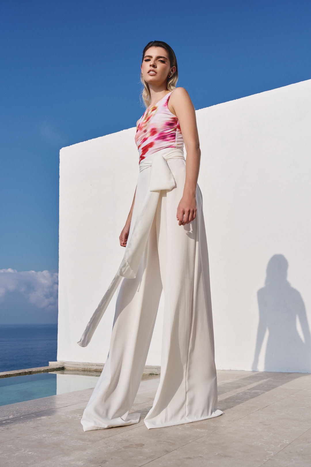 A model wearing cream oversized pants by Monica Arguedas.