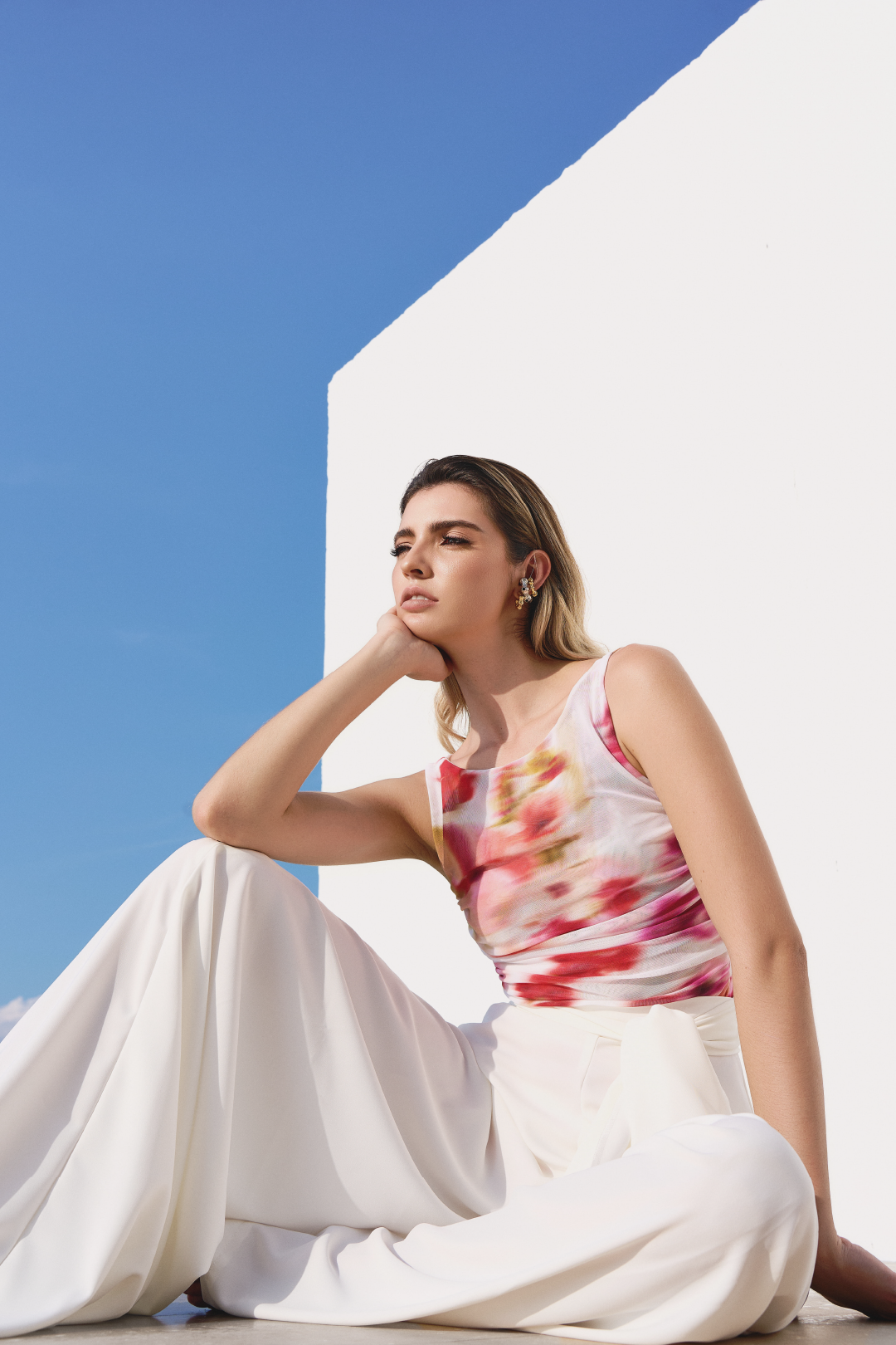 A model wearing cream oversized pants by Monica Arguedas.