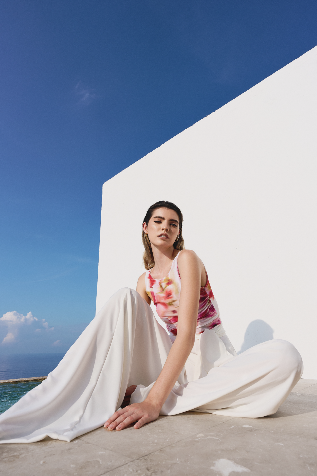 A model wearing cream oversized pants by Monica Arguedas.